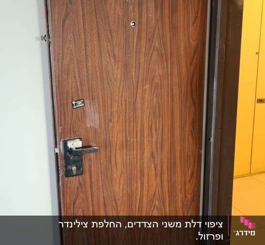 דלת עץ עם מספר 15 ומנעול שחור